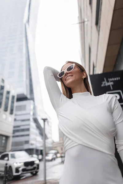 Modieus Mooi Vrolijk Vogue Meisje Met Witte Trendy Zonnebril Een — Stockfoto
