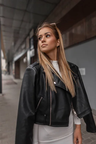 Trendige Schöne Junge Mode Frau Modell Lässigen Rock Schwarze Lederjacke — Stockfoto