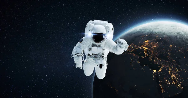 Kosmiczny Astronauta Lecący Kosmosie Niesamowitą Planetą Nocną Ziemią Światłami Miejskimi — Zdjęcie stockowe