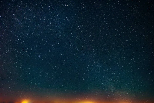 Удивительное Звездное Небо Над Городом Желтые Огни Пространство Свободным Пространством — стоковое фото