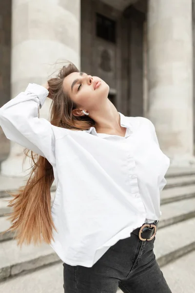 Stylish Beautiful Young Woman Fashionable White Shirt Walks Enjoys City — Fotografia de Stock
