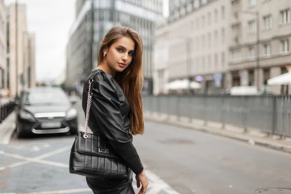 Elegance Fashion Pretty Woman Stylish Black Dress Leather Fashionable Bag — Fotografia de Stock
