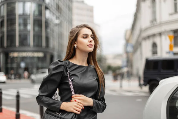Stylish Beautiful Business Lady Fashion Black Clothes Dress Bag Walks — Fotografia de Stock