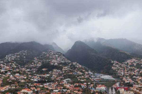 マデイラ島の霧 家のある美しい山 山の側の都市 — ストック写真