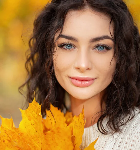 Jesienny Kobiecy Naturalny Portret Pięknej Kobiety Niesamowitymi Niebieskimi Oczami Kręconymi — Zdjęcie stockowe