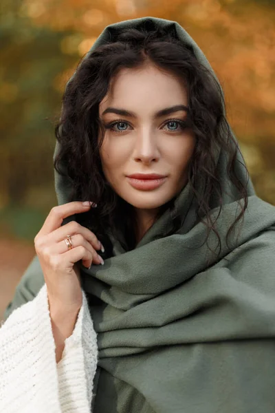 Niesamowity Jesienny Kobiecy Portret Pięknej Młodej Kobiety Kręconymi Włosami Magicznymi — Zdjęcie stockowe