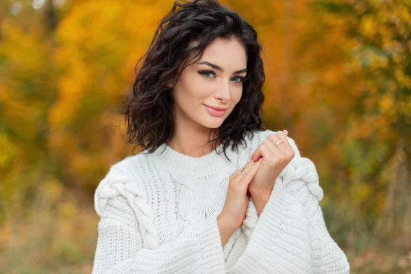 Piękny Model Szczęśliwy Kobieta Kręconą Fryzurą Zdrową Twarzą Rękami Skóry — Zdjęcie stockowe