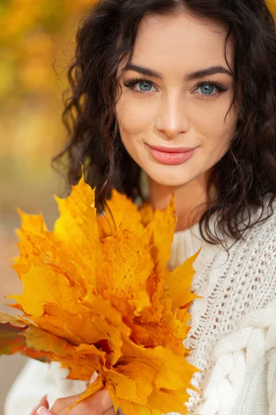 단풍나무 빈티지 스웨터를 곱슬머리의 아름다운 여성의 초상화 — 스톡 사진
