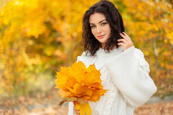 Beautiful Young Stylish Curly Woman Fashion White Knitted Sweater Bouquet — Stock Photo, Image