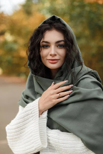 Jesienny Kobiecy Portret Pięknej Młodej Kobiety Kręconymi Włosami Zielonym Szalikiem — Zdjęcie stockowe
