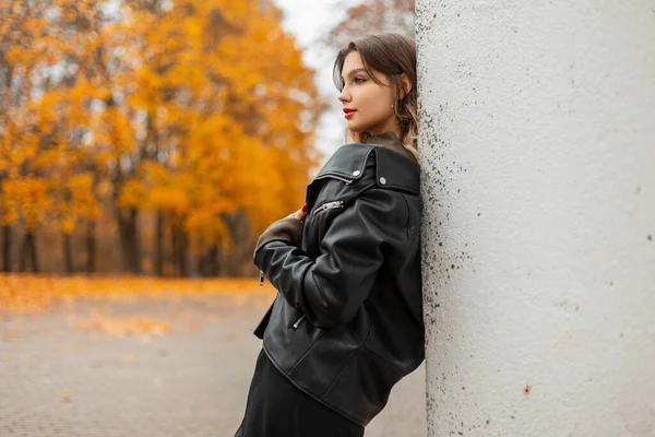 Belle Fille Mode Dans Une Veste Short Cuir Noir Élégant — Photo