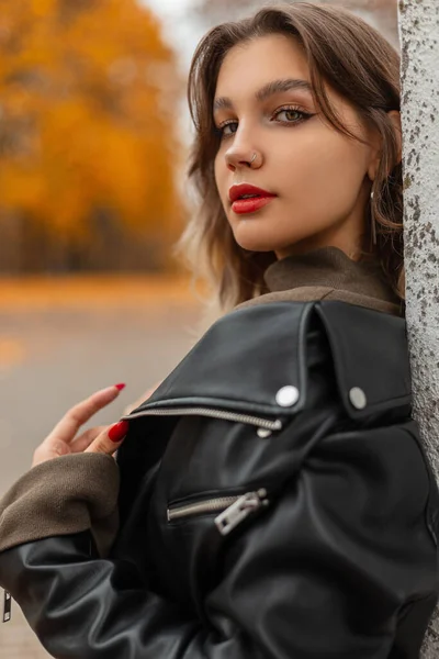 Herbst Weibliches Porträt Einer Schönen Frau Mit Roten Lippen Einer — Stockfoto