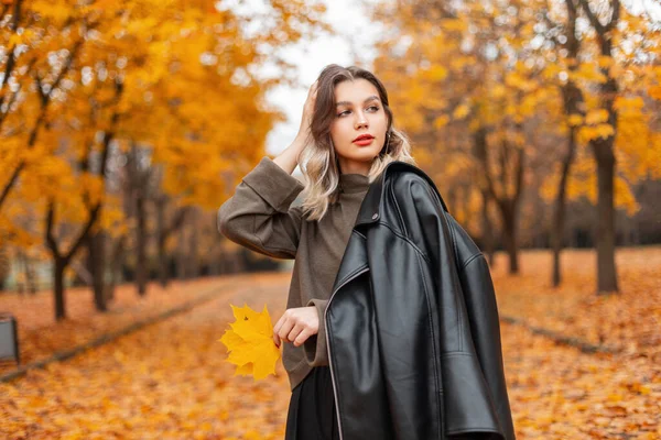 Höstens Mode Porträtt Skönhet Trendig Kvinna Modell Med Röda Läppar — Stockfoto