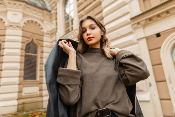 패션그린 스웨터를 유행하는 아름다운 스타일의 모델은 재킷을 빈티지 도시를 — 스톡 사진