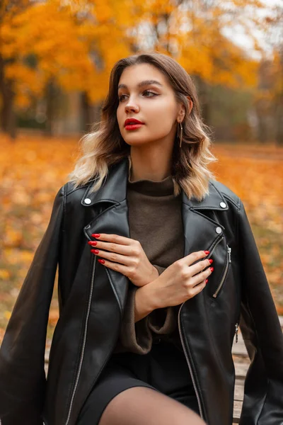 Elegante Chica Hermosa Con Labios Rojos Una Chaqueta Cuero Negro —  Fotos de Stock