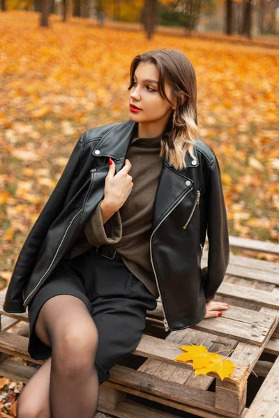 Fashionabla Vackra Unga Kvinna Modell Med Mode Läder Jacka Och — Stockfoto