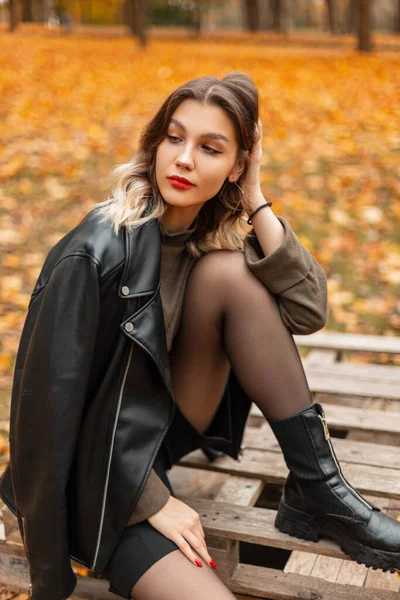 Stylisch Schöne Junge Mädchen Modischer Freizeitkleidung Mit Lederjacke Pullover Und — Stockfoto