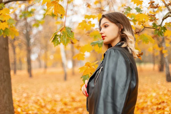 Beautiful Fashionable Young Girl Model Black Leather Jacket Walks Autumn — Stock Photo, Image