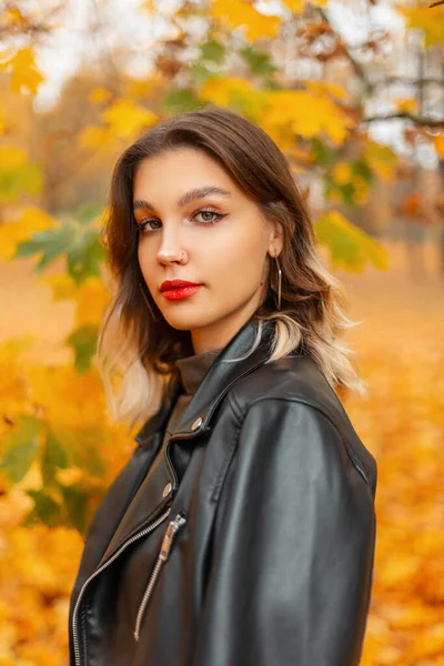 Hösten Kvinnlig Porträtt Ganska Snygg Flicka Mode Svart Läder Jacka — Stockfoto