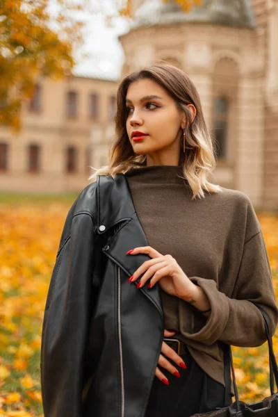 Hösten Kvinnligt Mode Porträtt Vacker Snygg Ung Kvinna Med Röda — Stockfoto