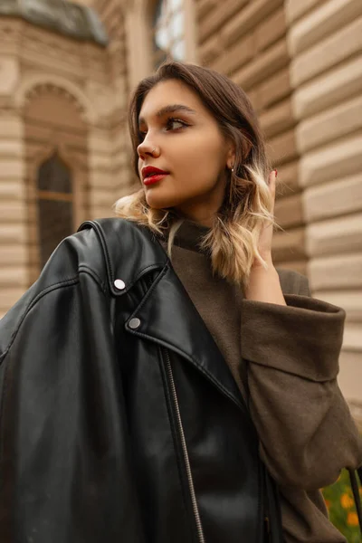 Vacker Ung Kvinna Modell Med Röda Läppar Fashionabla Svart Läder — Stockfoto