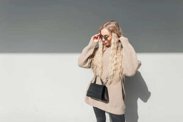 Vacker Ung Kvinna Modell Med Lockigt Blont Hår Mode Beige — Stockfoto