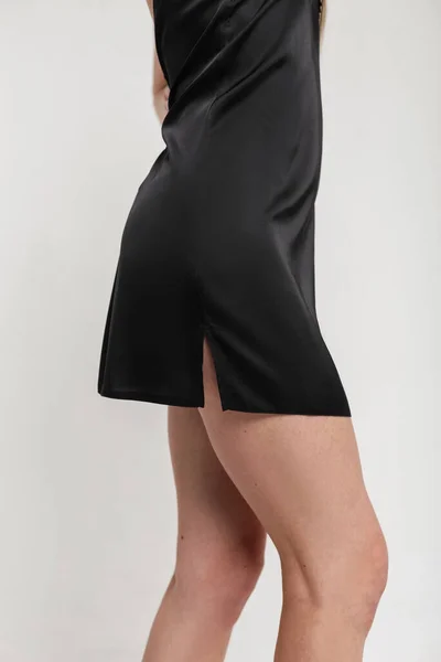 Schöne Mädchen Mit Schlanken Sexy Beine Einem Modischen Schwarzen Nachthemd — Stockfoto