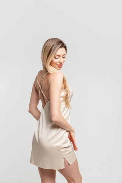 Snygg Vacker Ung Kvinna Modell Med Ett Leende Elegant Beige — Stockfoto