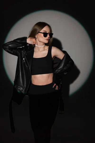 Mulher Elegante Hipster Legal Com Óculos Sol Moda Roupa Rocha — Fotografia de Stock