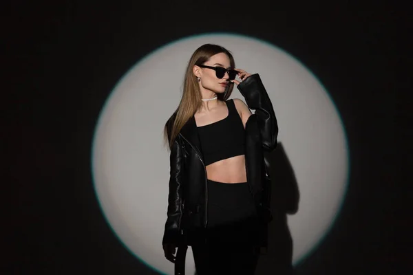Elegante Bela Jovem Hipster Mulher Usa Óculos Escuros Frescos Moda — Fotografia de Stock