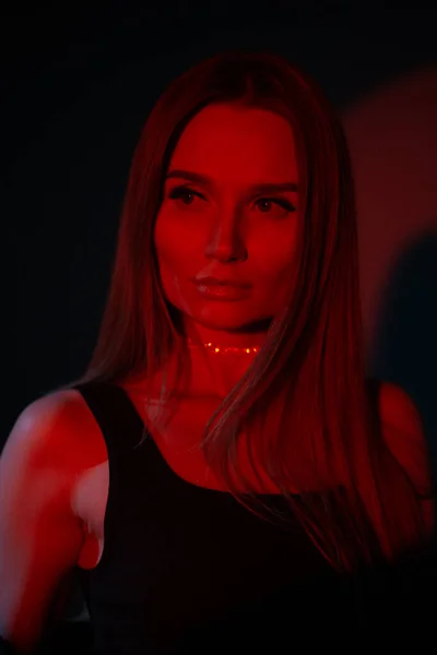 Kreativa Färgglada Kvinnliga Porträtt Vacker Kvinna Med Rött Ljus Mörk — Stockfoto