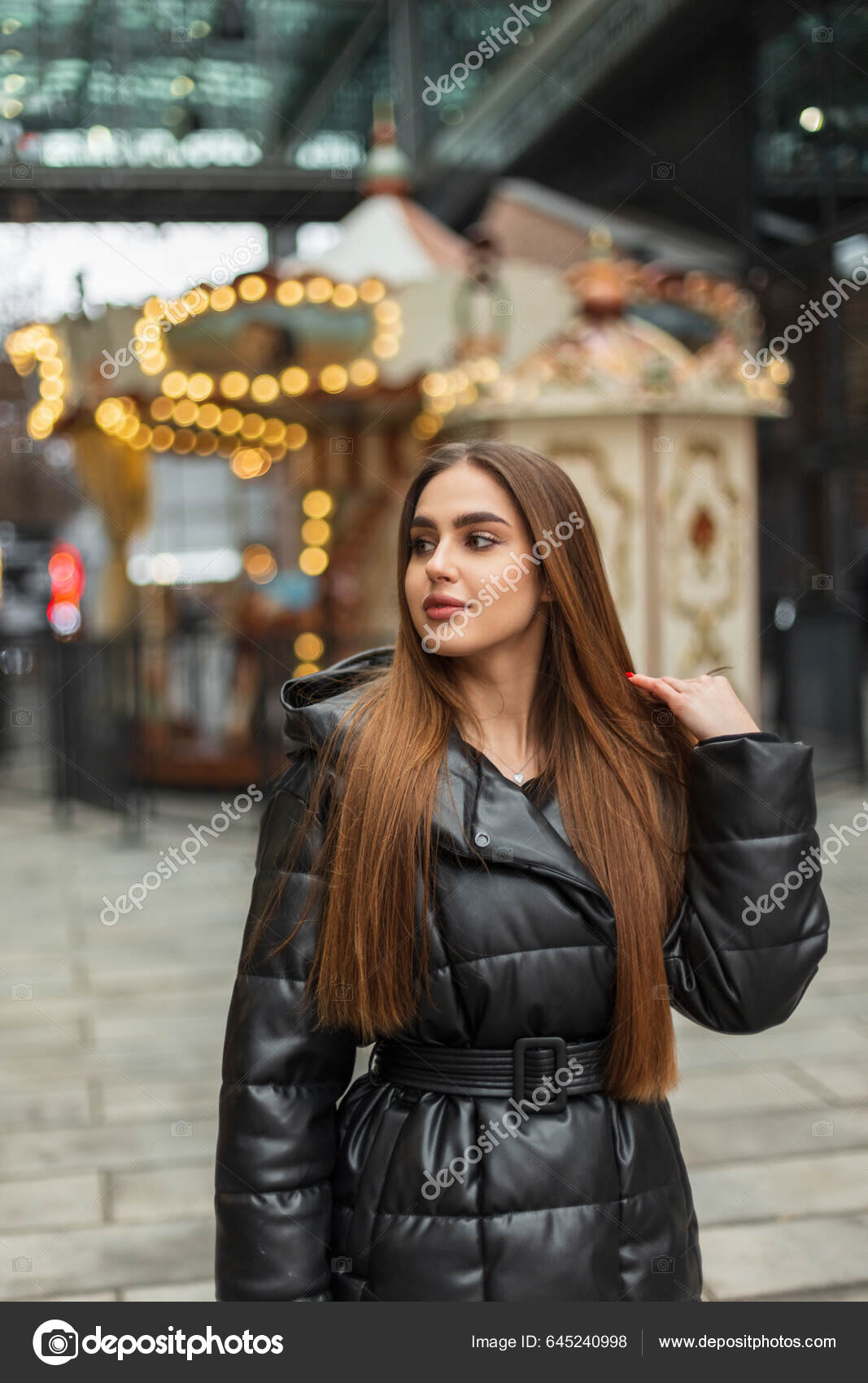 Hipster de mulher jovem e elegante bonita em roupas casuais legais da moda  com uma jaqueta