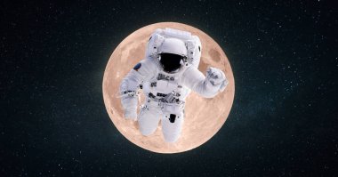 Uzay adamı astronotu dolunayın arka planında uzayın derinliklerinde uçar. Uzay görevi ve aya yolculuk, konsept