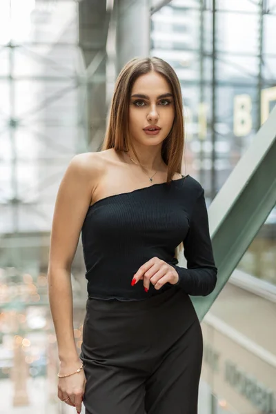 Siyah Bluzlu Güzel Bir Kadını Modeli Cam Ofis Binasında Pantolonu — Stok fotoğraf