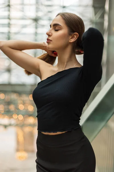 Snygg Vacker Ung Elegant Kvinna Mode Svarta Kläder Med Byxor — Stockfoto