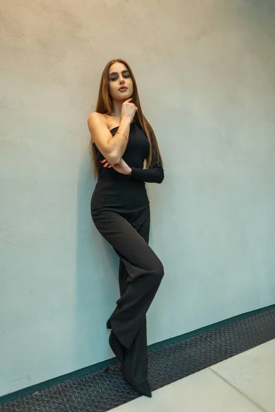 Hermosa Mujer Negocios Elegante Ropa Negra Moda Con Pantalones Una — Foto de Stock