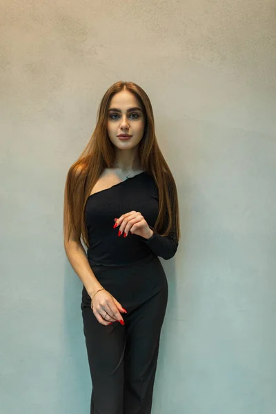 Şık Güzel Bir Kadını Siyah Elbiseli Pantolonu Gri Duvarın Yanında — Stok fotoğraf