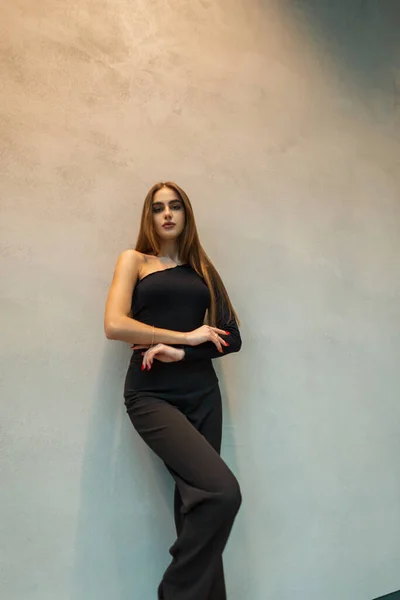Modelo Menina Bonita Elegante Uma Moda Top Elegante Preto Calças — Fotografia de Stock
