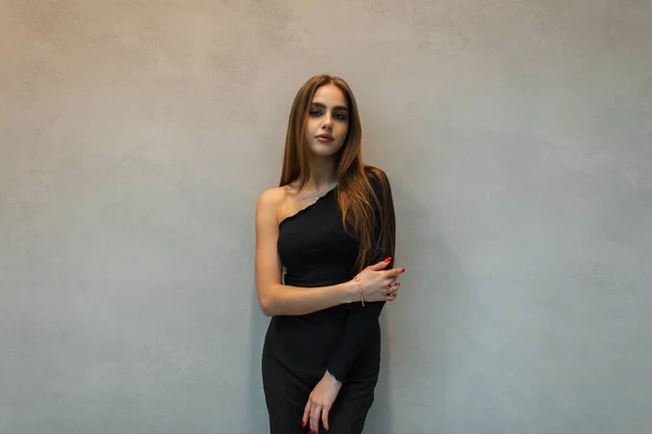 Красивая Модная Женщина Модной Черной Одежде Стильным Топом Брюками Стоит — стоковое фото