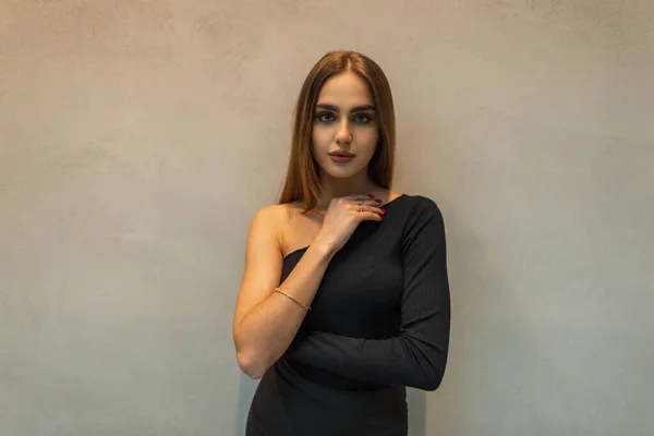 Kobieta Portret Pięknej Mody Młoda Dziewczyna Stylowe Czarne Ubrania Jednym — Zdjęcie stockowe