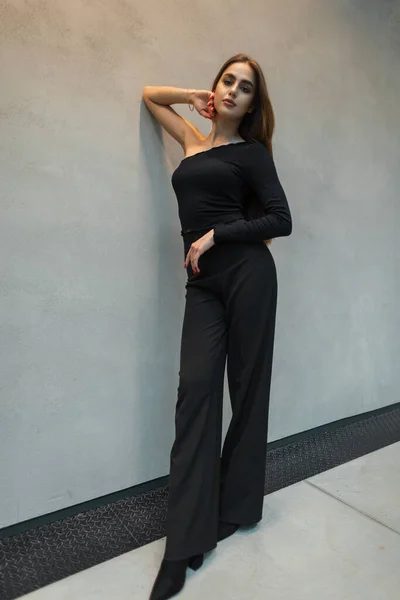 Piękna Kobieta Modnej Eleganckiej Czarnej Odzieży Spodniami Stojakami Górze Pobliżu — Zdjęcie stockowe