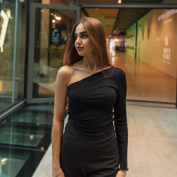 Elegante Mujer Belleza Ropa Negra Moda Ropa Elegante Sexual Edificio —  Fotos de Stock