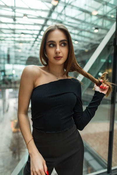 Vacker Mode Ung Kvinna Modell Snygga Svarta Trendiga Kläder Med — Stockfoto