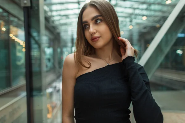 Vacker Fräsch Kaukasisk Kvinna Modell Ett Mode Svart Axel Topp — Stockfoto