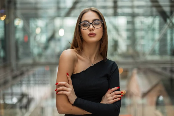 Vacker Framgångsrik Ung Affärskvinna Med Modeglasögon Snygg Svart Topp Med — Stockfoto