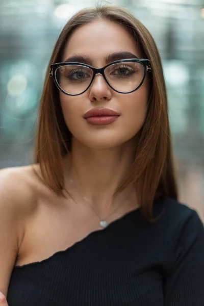Snyggt Porträtt Vacker Framgångsrik Ung Manager Kvinna Med Trendiga Glasögon — Stockfoto