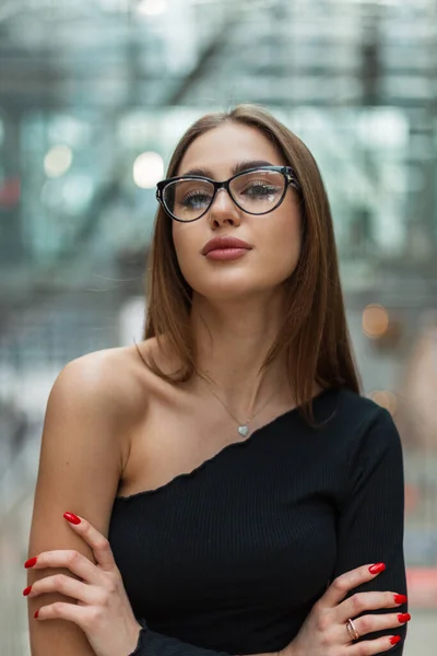 Mulher Profissional Especialista Muito Jovem Com Óculos Moda Top Preto — Fotografia de Stock