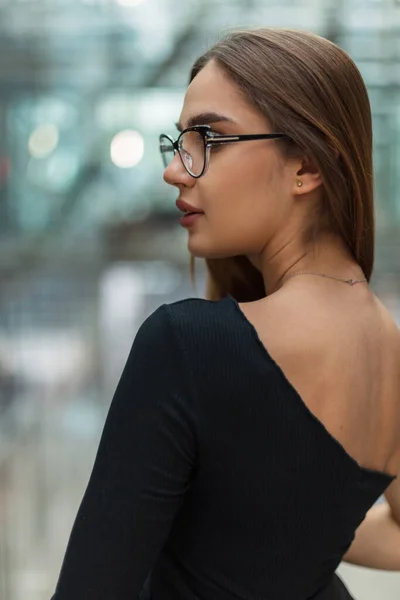 Snygg Vacker Ung Kvinna Med Modeglasögon Svart Trendig Topp Med — Stockfoto