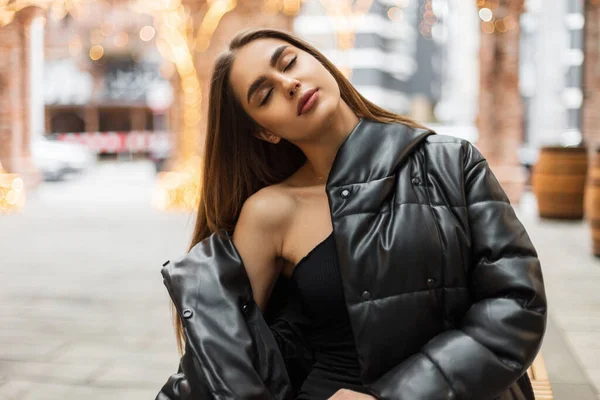 Красива Молода Жінка Закритими Очима Модному Чорному Одязі Верхом Піджаком — стокове фото