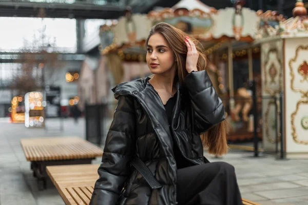Vacker Ung Kaukasisk Kvinna Modell Ett Mode Svart Dunjacka Med — Stockfoto